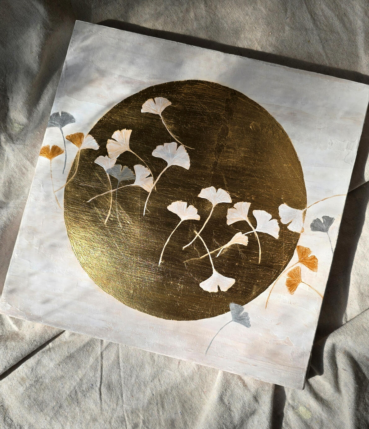 This piece captures ginkgo leaves floating in a soft wind. The elegant simplicity of the leaves—the warm gold, delicate silver, and cool white—against the brilliance of the sun. The falling leaves, with their seem to drift effortlessly, giving the impressi